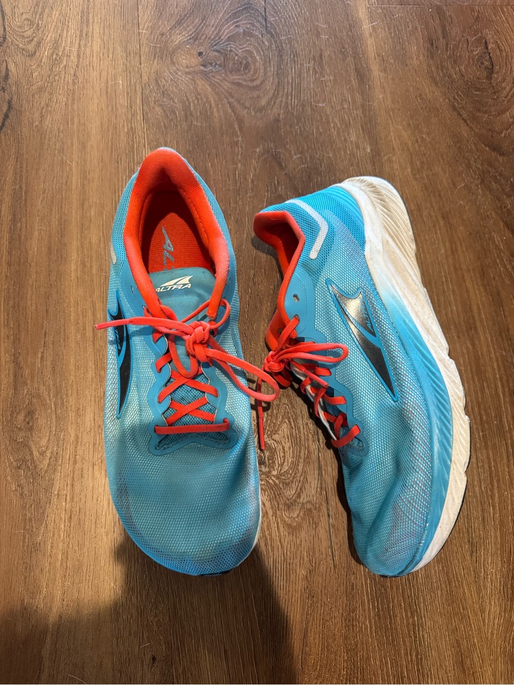 Altra Escalante 2.5 running shoes in the Light Blue / Coral